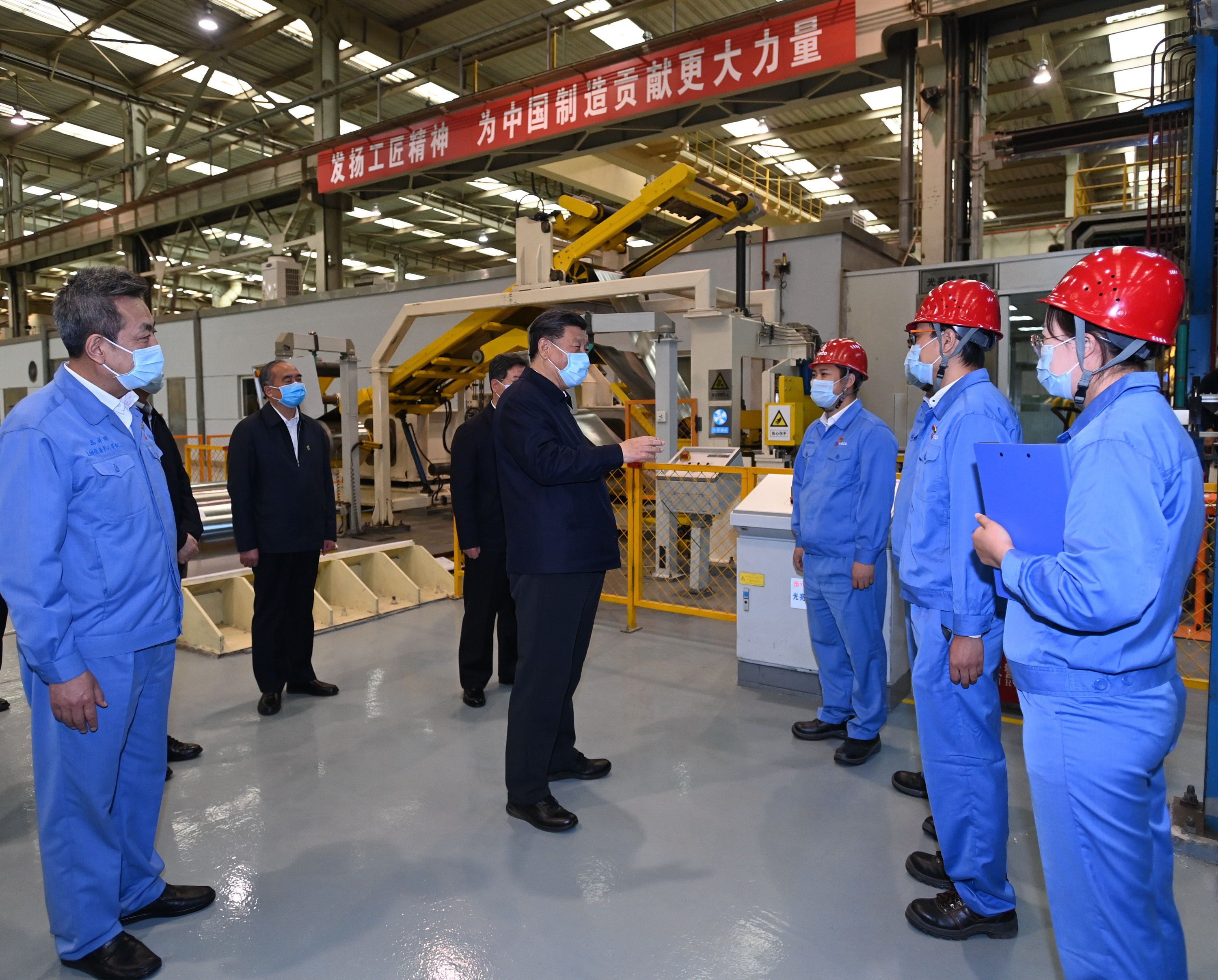 5月11日至12日,，中共中央總書記,、國家主席,、中央軍委主席習近平在山西考察,。這是5月12日上午，習近平在太鋼不銹鋼精密帶鋼有限公司生產(chǎn)車間,，了解企業(yè)復工復產(chǎn)情況,。新華社記者 李學仁 攝.JPG