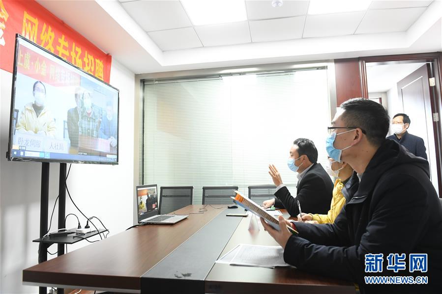 （新華全媒頭條·圖文互動(dòng)）（18）從人民中汲取磅礴力量——習(xí)近平總書(shū)記同出席2020年全國(guó)兩會(huì)人大代表,、政協(xié)委員共商國(guó)是紀(jì)實(shí)