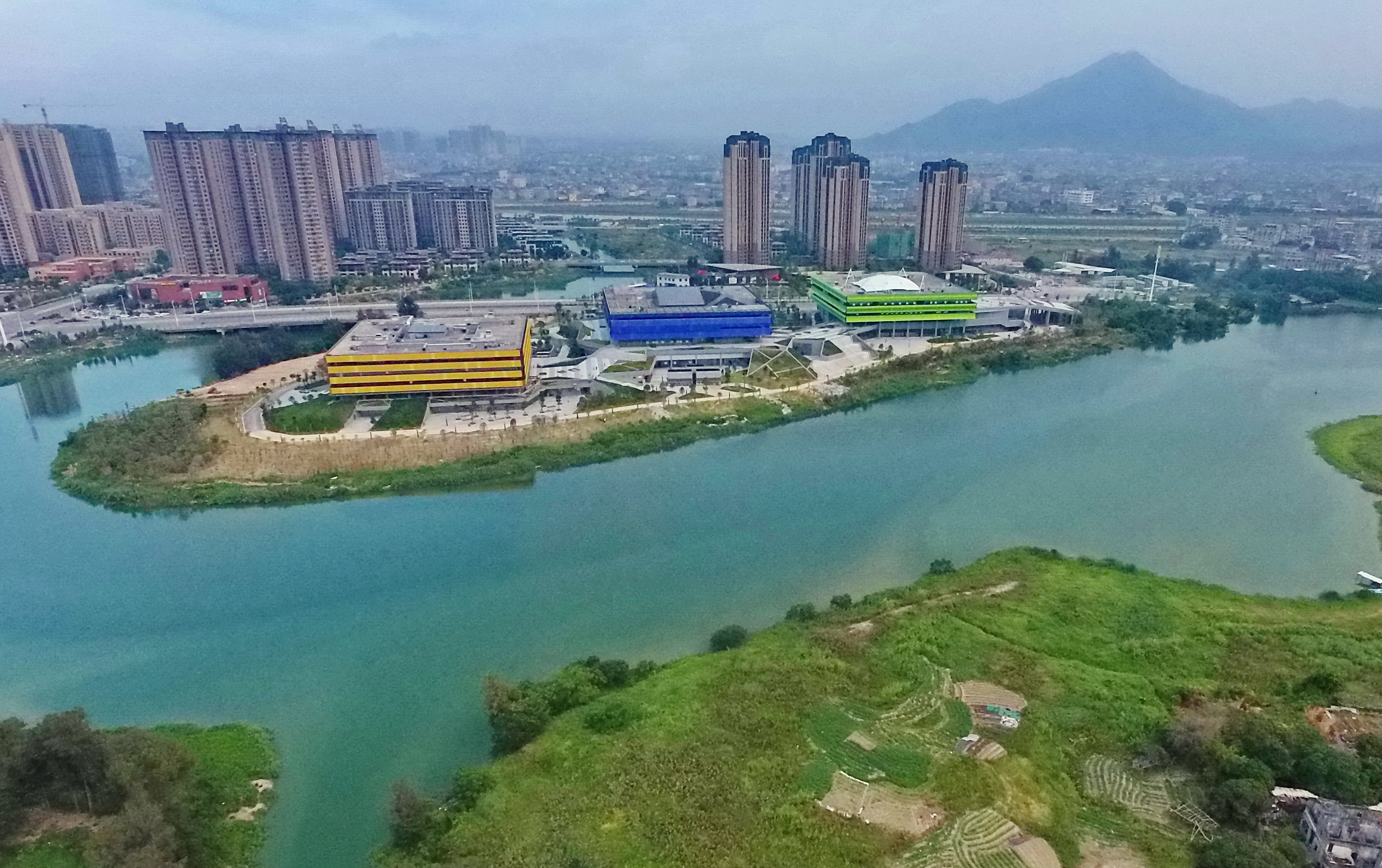 這是利用木蘭溪流域舊河道開挖成的人工湖——玉湖。當(dāng)?shù)卦诖私Y(jié)合周邊公共綠地,，建設(shè)公共建筑,，實現(xiàn)了現(xiàn)代建筑與自然景觀渾然一體。