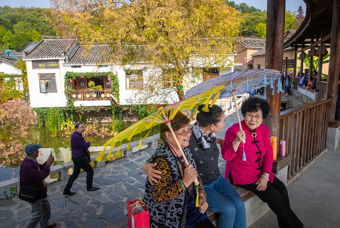中國(guó)鄉(xiāng)村旅游新殺出一匹“黑馬”，人們都往這跑,，深秋旅游真火爆