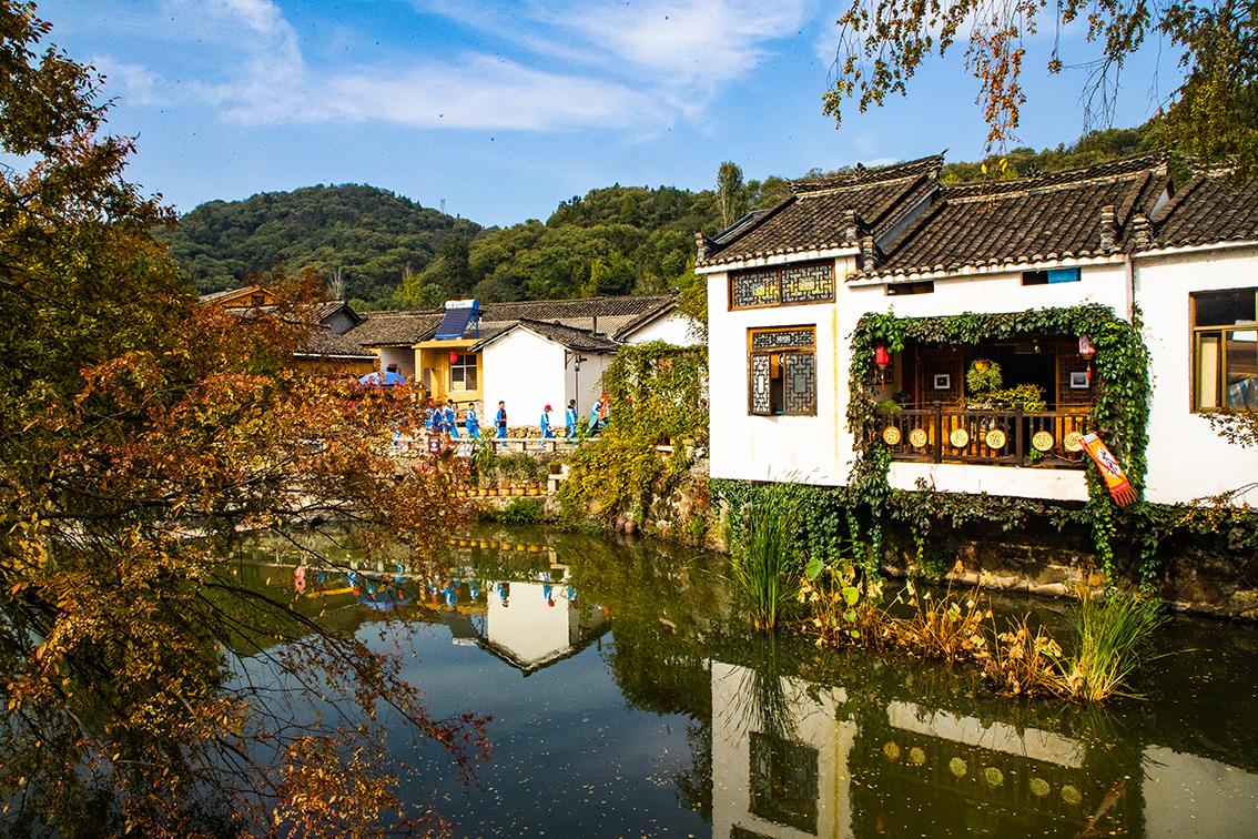 中國(guó)鄉(xiāng)村旅游新殺出一匹“黑馬”,，人們都往這跑,，深秋旅游真火爆