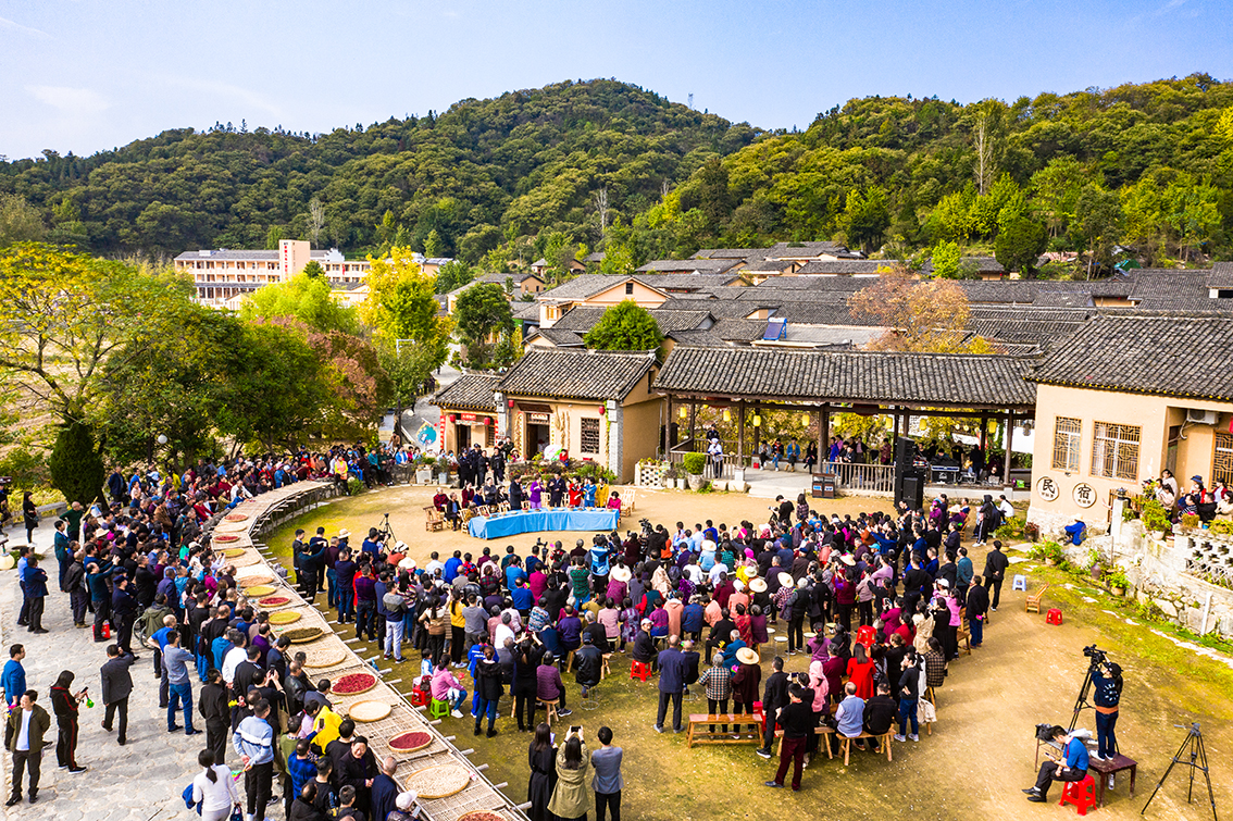 中國(guó)鄉(xiāng)村旅游新殺出一匹“黑馬”,，人們都往這跑，深秋旅游真火爆