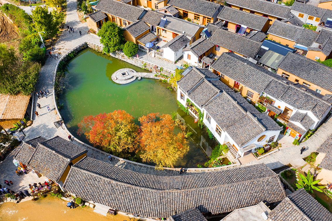 中國(guó)鄉(xiāng)村旅游新殺出一匹“黑馬”,，人們都往這跑，深秋旅游真火爆