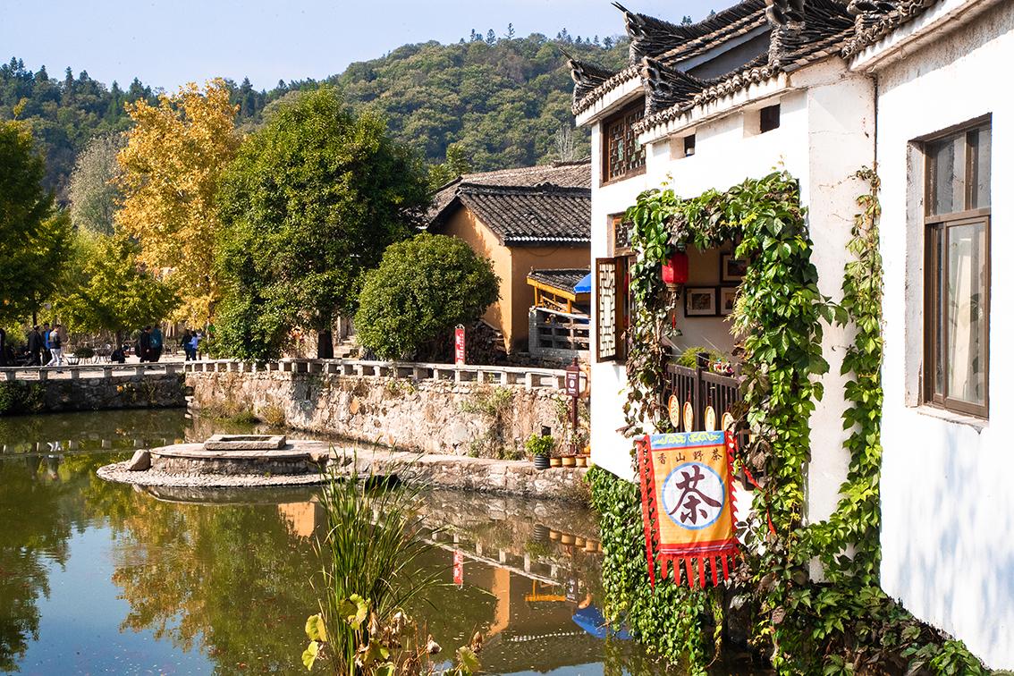 中國(guó)鄉(xiāng)村旅游新殺出一匹“黑馬”，人們都往這跑,，深秋旅游真火爆