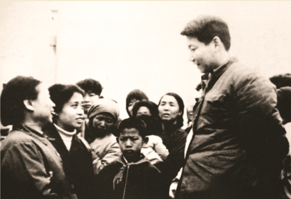 1983年，時任中共正定縣委書記的習(xí)近平同群眾交談,。