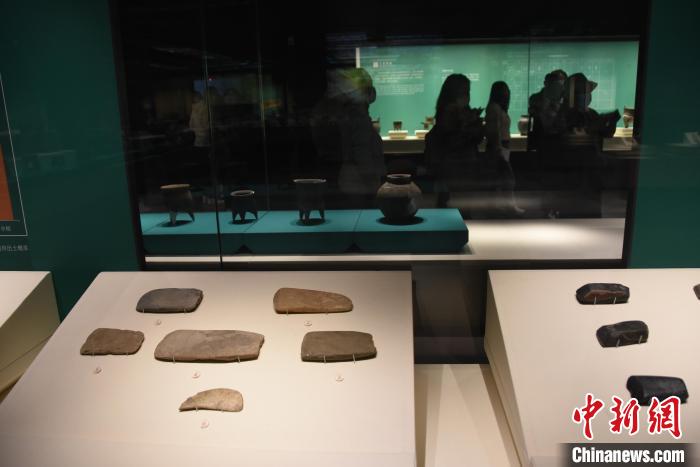 圖為展出的商代石器制品,。　王宇 攝