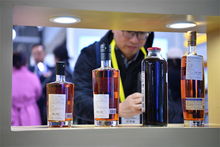 11月16日,，觀眾在第七屆絲博會上參觀阿塞拜疆展位上的酒水產(chǎn)品。新華社記者 邵瑞 攝