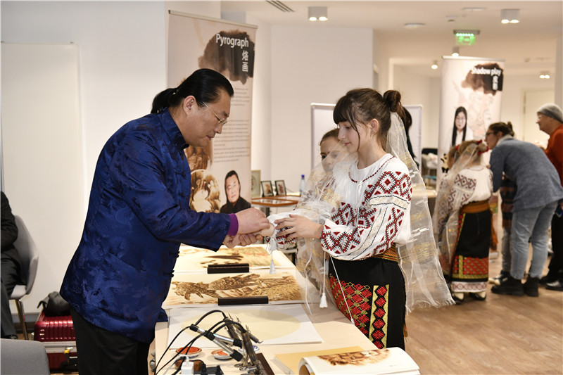 圖為羅馬尼亞小學(xué)生在現(xiàn)場體驗(yàn)烙畫,。 布加勒斯特中國文化中心供圖