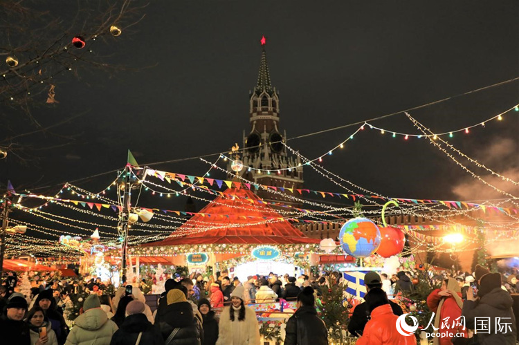 位于莫斯科紅場中央的“古姆”新年集市,。人民網(wǎng)記者 隋鑫攝