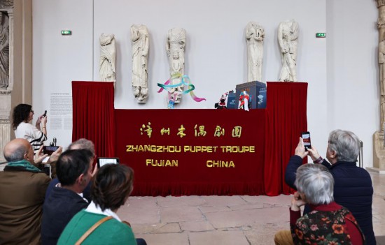 2月10日,，在位于法國巴黎埃菲爾鐵塔附近的“建筑與遺產(chǎn)之城”博物館，觀眾欣賞漳州布袋木偶戲,。新華社記者高靜攝