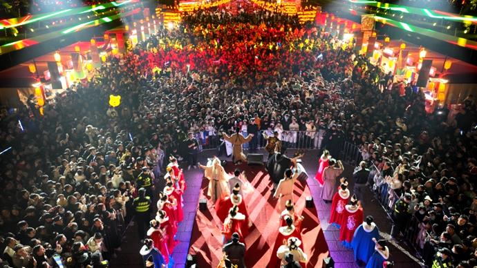 河南洛陽“天街奇幻夜”新春盛會“穿漢服蹦唐迪”活動現(xiàn)場,。 隋唐洛陽城供圖