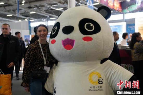 3月5日,，2024年柏林國際旅游交易會(ITB)在柏林會展中心拉開帷幕,。以“你好！中國”為主題的中國展區(qū)當日亮相展會,。圖為觀眾與大熊貓人偶合影,。中新社記者 馬秀秀 攝