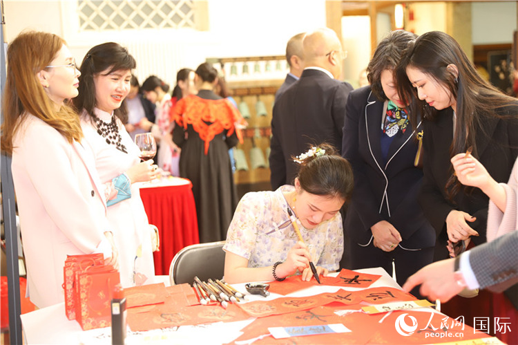 現(xiàn)場書法體驗,。人民網(wǎng)記者 霍文攝