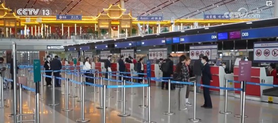 在首都機(jī)場(chǎng),，隨著國(guó)際直航航班的增加,，旅客出行也更加便捷。