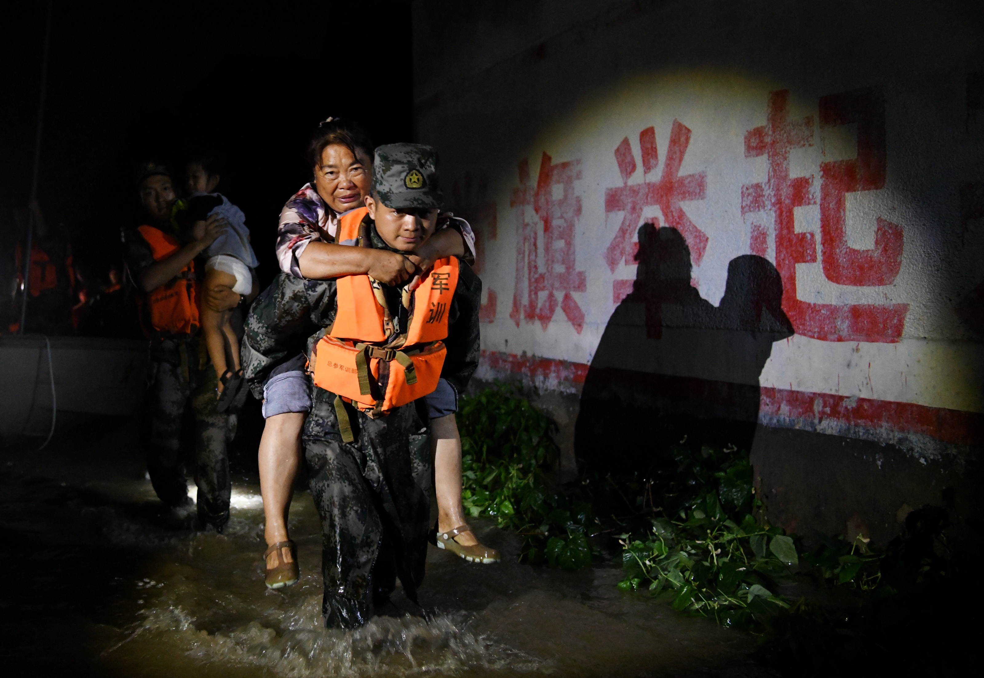 2021 年 7 月，官兵們轉(zhuǎn)移被洪水圍困的群眾,。 本報(bào)記者 聶冬晗 本報(bào)通訊員 季鵬.jpeg