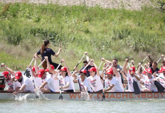 多瑙河龍舟賽參賽隊(duì)員在比賽中奮力劃槳,。劉昕宇 攝