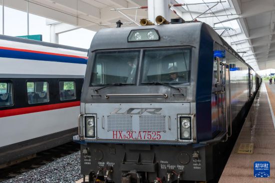 8月5日,，由老撾籍火車司機獨立駕駛的滿載貨物的列車駛出中老鐵路萬象站。新華社發(fā)（凱喬 攝）