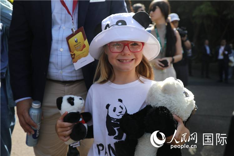 3、當(dāng)天圣迭戈很多市民到動(dòng)物園看大熊貓,。 人民網(wǎng)記者 李志偉攝