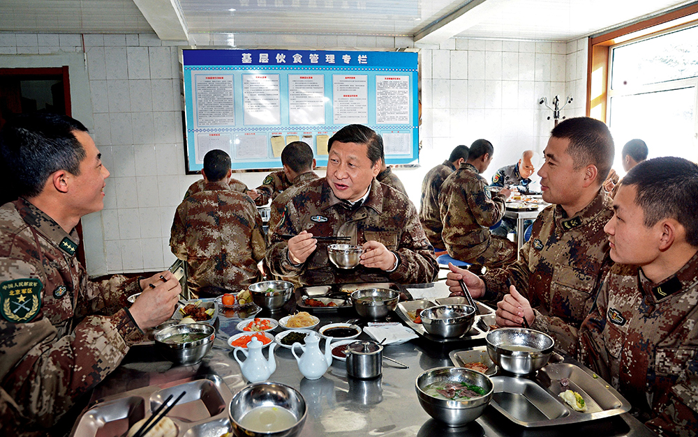 2014年1月26日,，習(xí)近平主席專程來到內(nèi)蒙古軍區(qū)邊防某部,，親切看望慰問戍邊官兵。這是在連隊(duì)食堂,，習(xí)近平主席同戰(zhàn)士們一起用餐,。